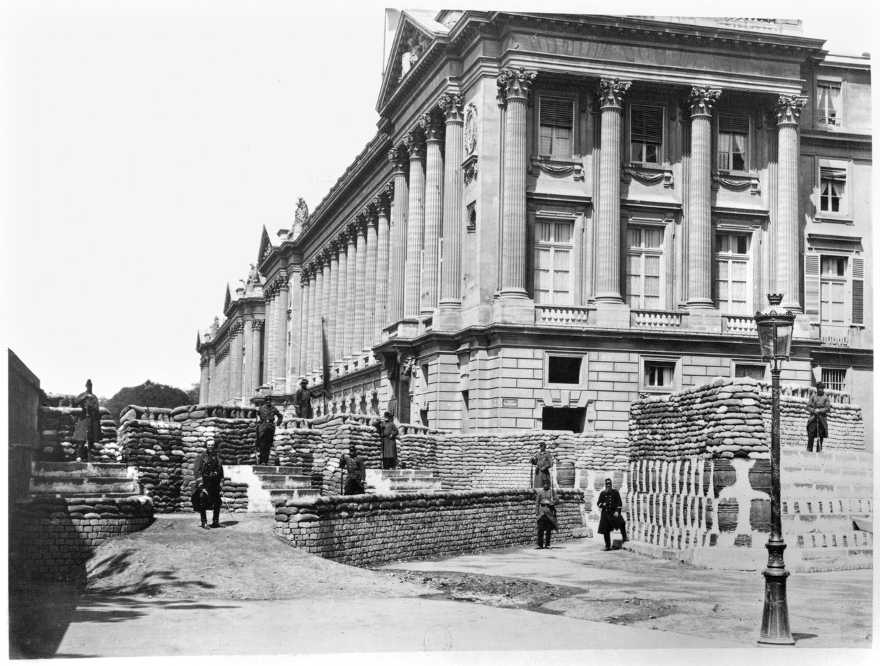 Barrikade under kommunen Paris, på hjørnet av Rue de Rivoli og Place de la Concorde, 1871 av French Photographer
