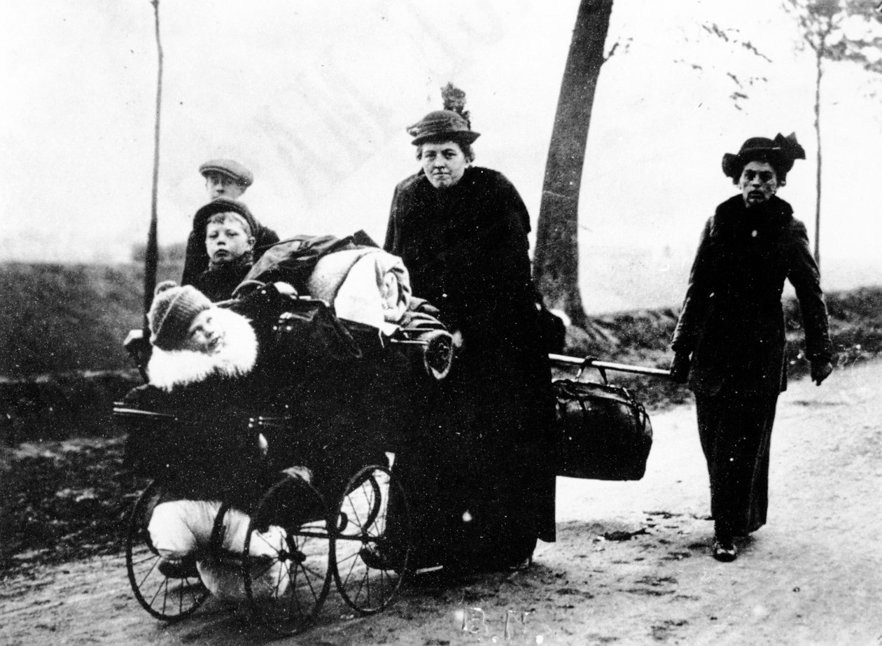 Belgiske flyktninger som ankom Frankrike, 1914 av French Photographer