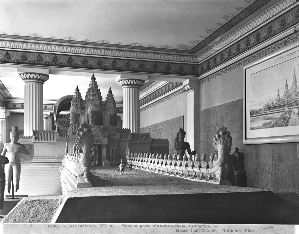 Bro og døråpning til Angkor Thom, ca. 1912 av French Photographer