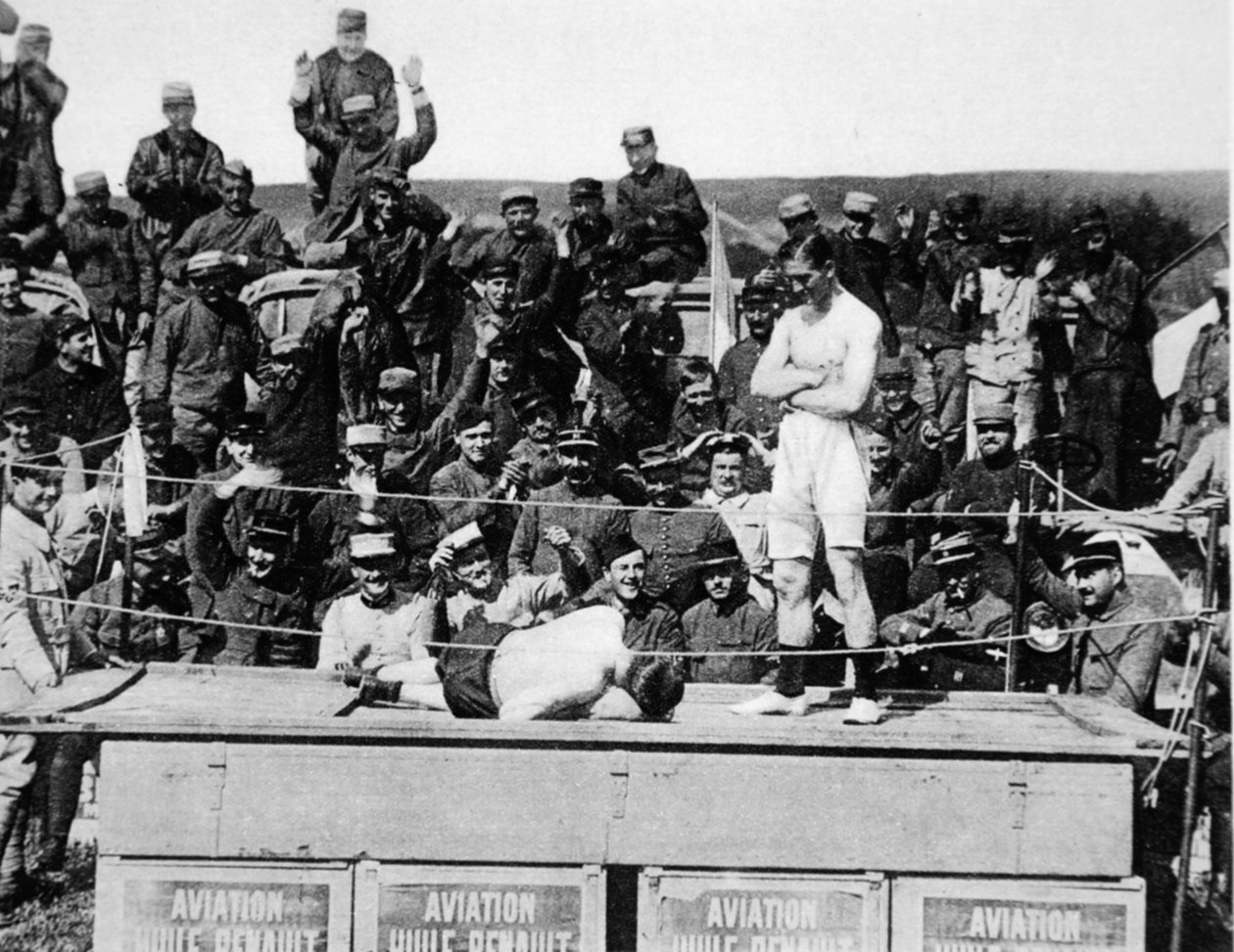 Carpentier gir knock-out foran: den berømte bokseren tar på seg hanskene igjen, for å hedre en helt, fra The Illustrated War News av French Photographer