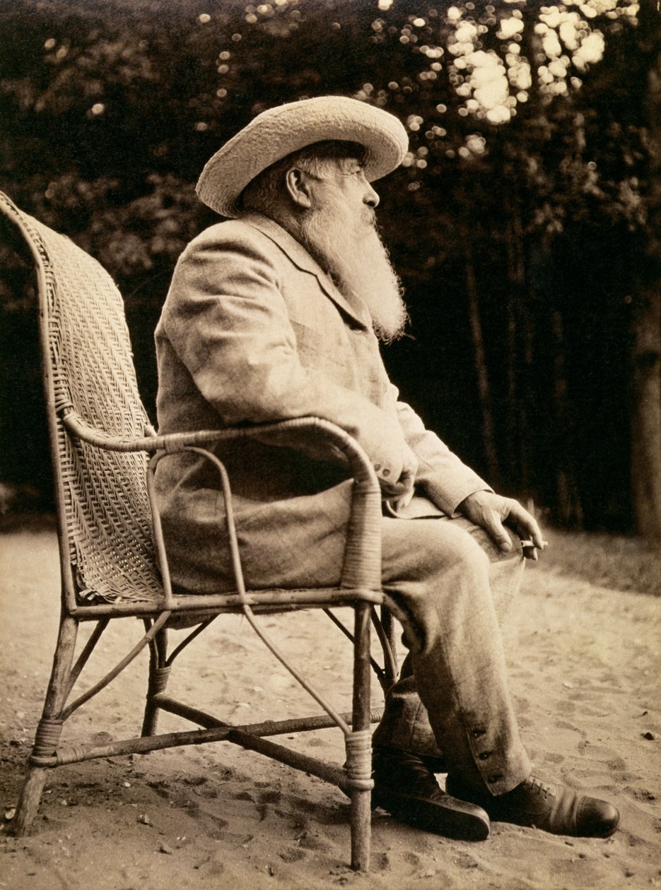 Claude Monet (1840-1926) i hagen til Giverny, 1915 (1840-1926) av French Photographer