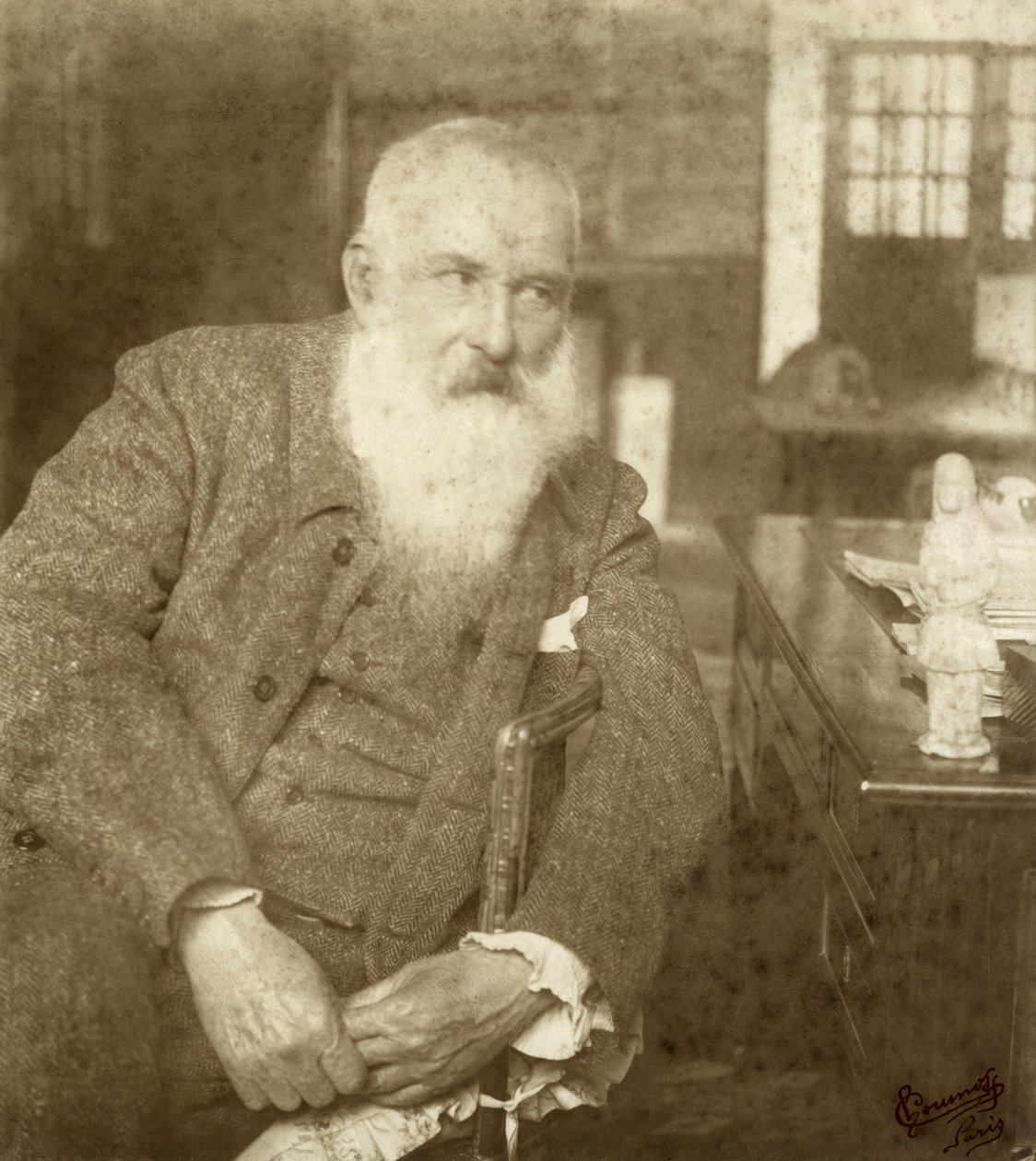 Claude Monet (1841-1926) med en Tanagra-statuett, tidlig på 1900-tallet (gelatinsølvtrykk) av French Photographer