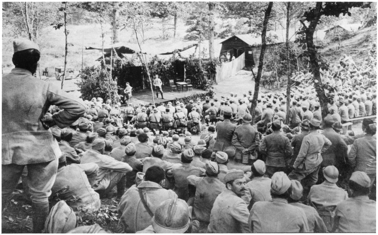 Konsert på Mauffrecourt før du går til skyttergravene, 15. juli 1916 av French Photographer