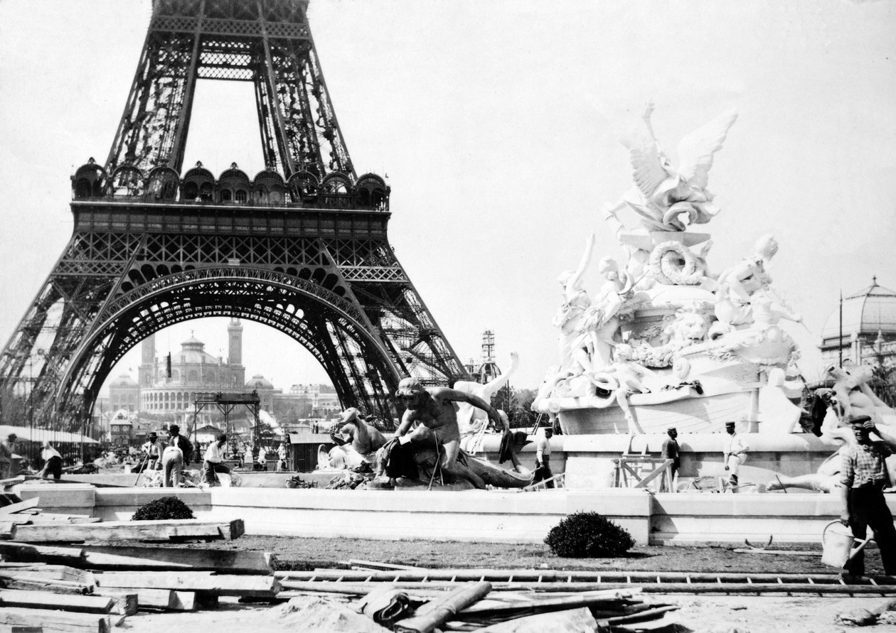 Bygging av fontenen St. Vidal nær Eiffeltårnet, Paris-utstillingen, 1889 av French Photographer