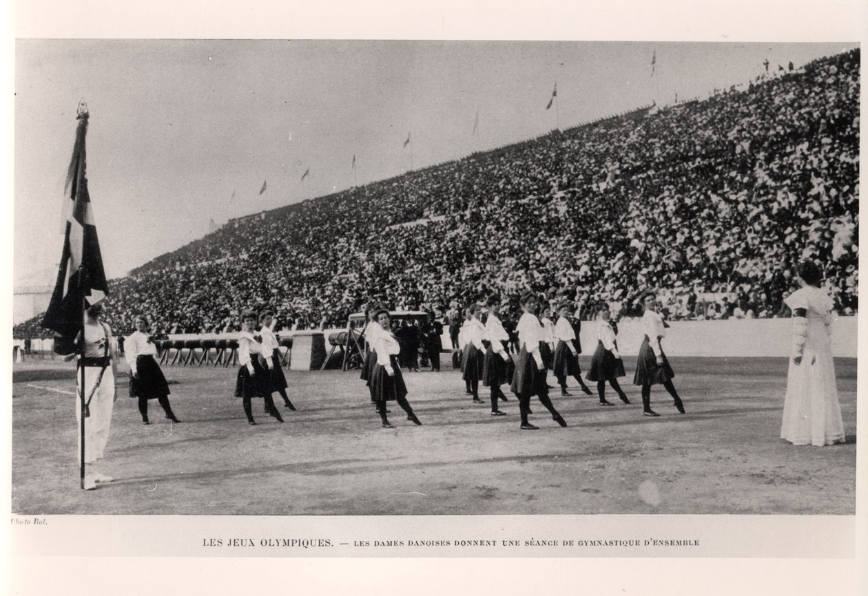 Danske kvinner gir en demonstrasjon av gruppegymnastikkøkt ved OL i Athen, fra Les Sports Modernes, 1906 av French Photographer
