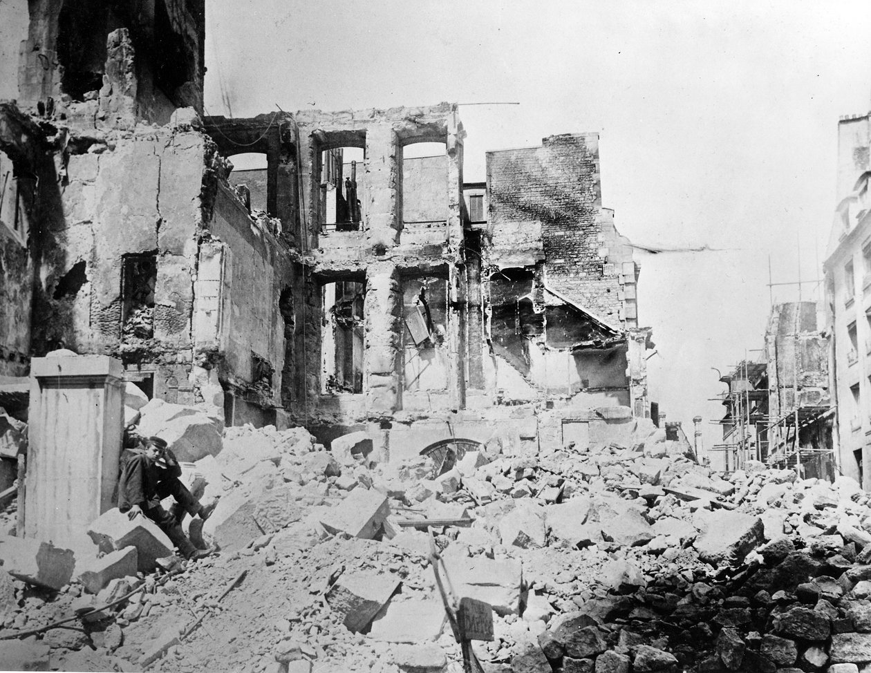 Ødeleggelse forårsaket av prøyssiske styrker under beleiringen av Paris, 1870 av French Photographer