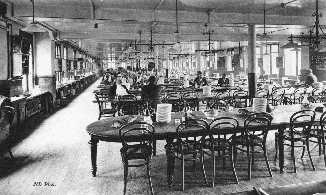 Spisesal for ansatte ved Bon Marché varehus, Paris, ca. 1890 av French Photographer