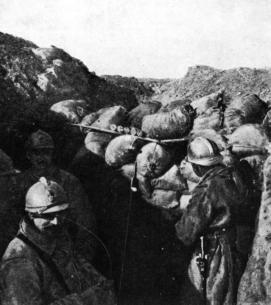 Fiender i samme skyttergrav under første verdenskrig, franske og tyske soldater kun adskilt av en vegg av sandsekker (bw-bilde) av French Photographer