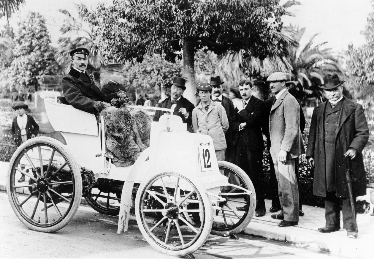 F. Charron, vinner av løpet Marseille-Nice, i en Panhard-Levassor-bil med Michelin-dekk, 1898 av French Photographer