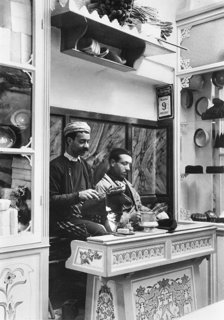 Fremstilling av fez, ca. 1900 av French Photographer