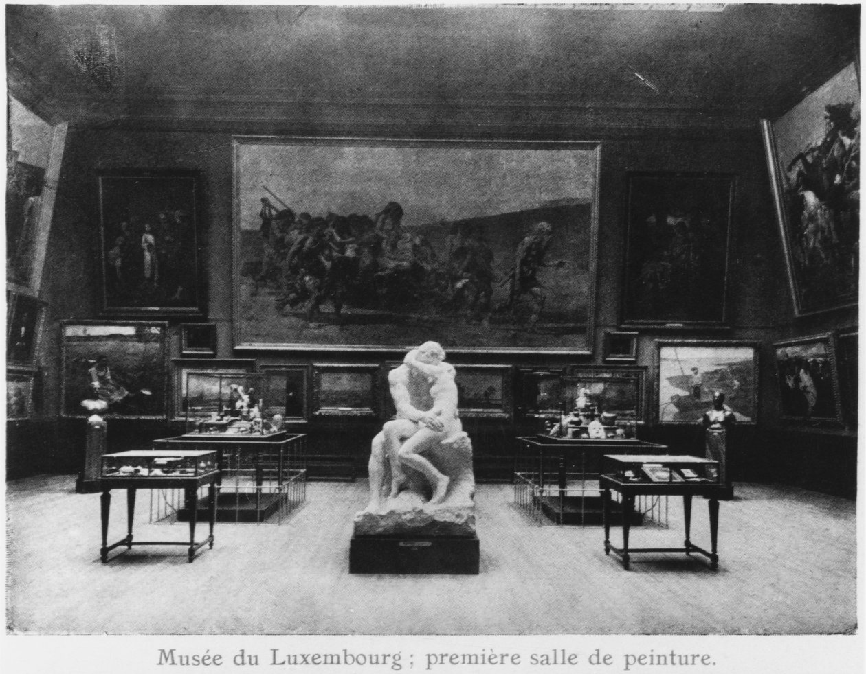 Første rom med malerier med kysset av Auguste Rodin, Musée du Luxembourg, Paris, ca. 1910 av French Photographer
