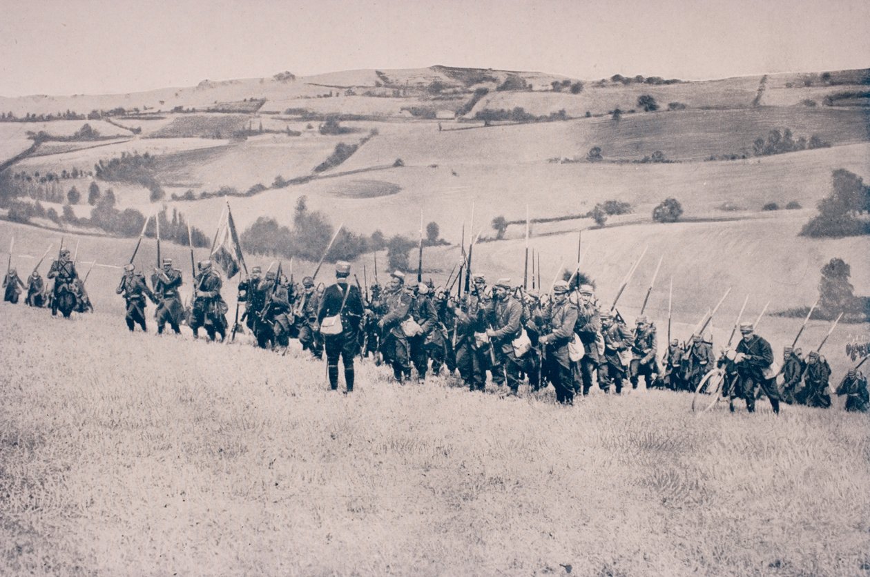 Fransk infanteri rykker frem gjennom jordbruksland i det nordøstlige Frankrike av French Photographer