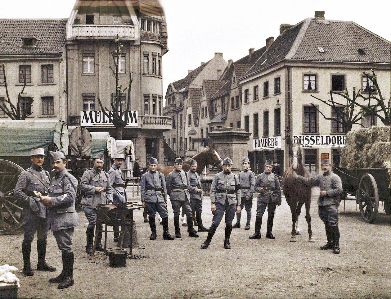 Franske soldater på markedsplassen i Ratingen, etter okkupasjonen av den demilitariserte Rheinland-sonen av belgiske og franske tropper, Tyskland, 1921 (autokrom) av French Photographer