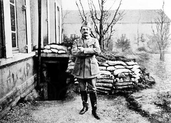 General Charles Marie Emmanuel Mangin (1866-1925) foran posten hans, 1916 av French Photographer