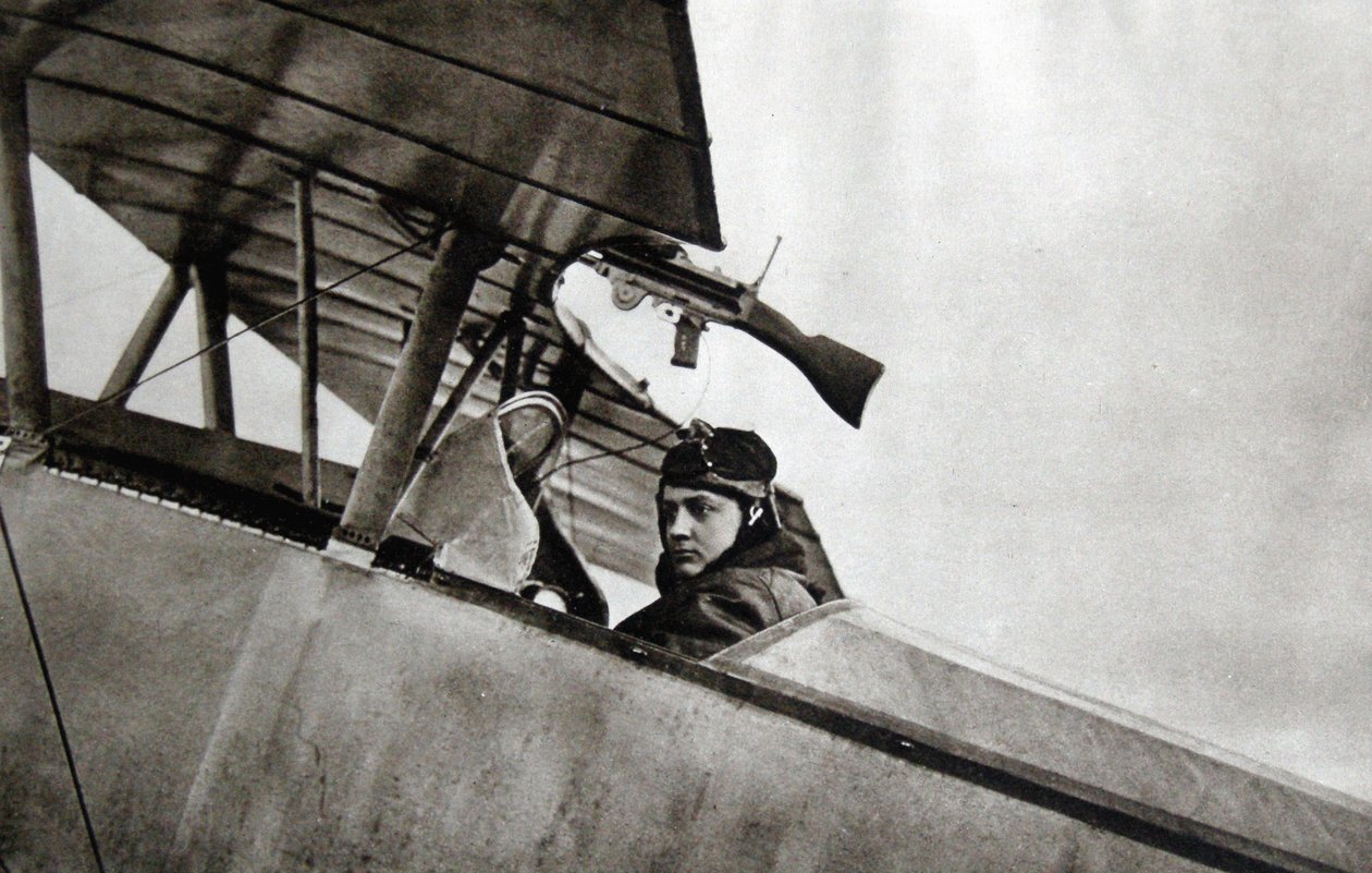 Guynemer i sitt Nieuport 10 jagerfly, 1916 av French Photographer