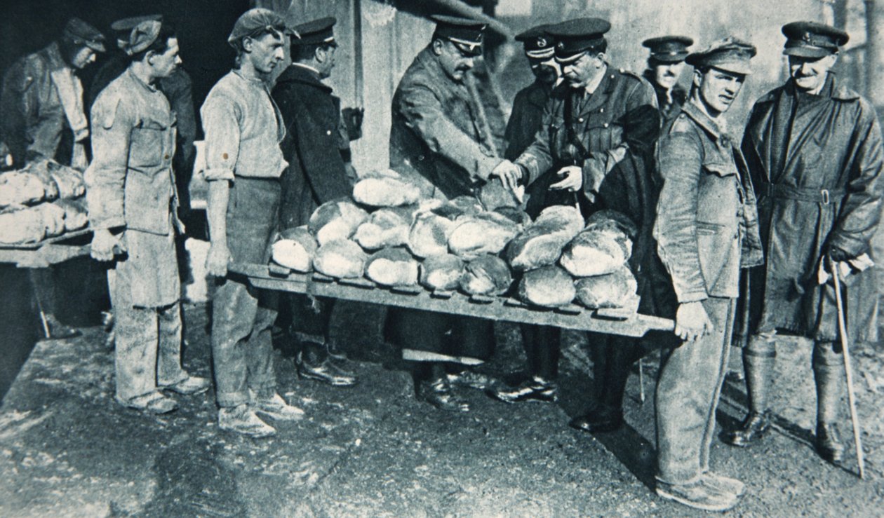 Inspiserer brød på et bakeri i Frankrike, illustrasjon fra The Illustrated War News, januar 1917 av French Photographer