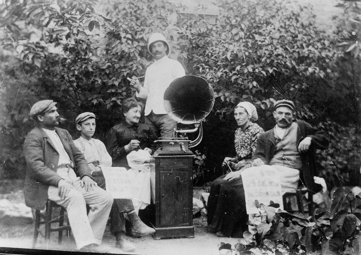 Lytte til grammofonen nær Beziers, ca. 1910 av French Photographer