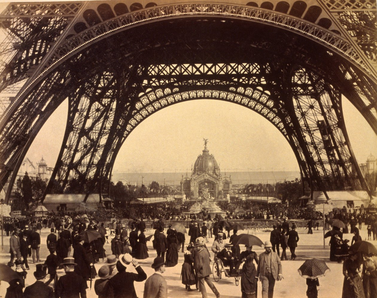 Ser gjennom bunnen av Eiffeltårnet, utsikt mot Central Dome, Paris-utstillingen, 1889 (sepia-bilde) av French Photographer