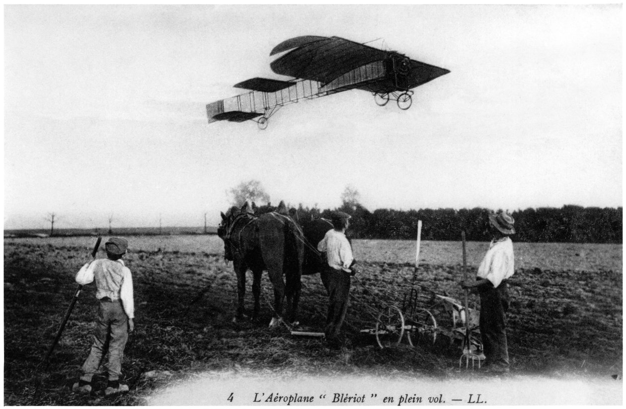 Louis Bleriot (1872-1936) flyr i flyet sitt, ca. 1909 av French Photographer