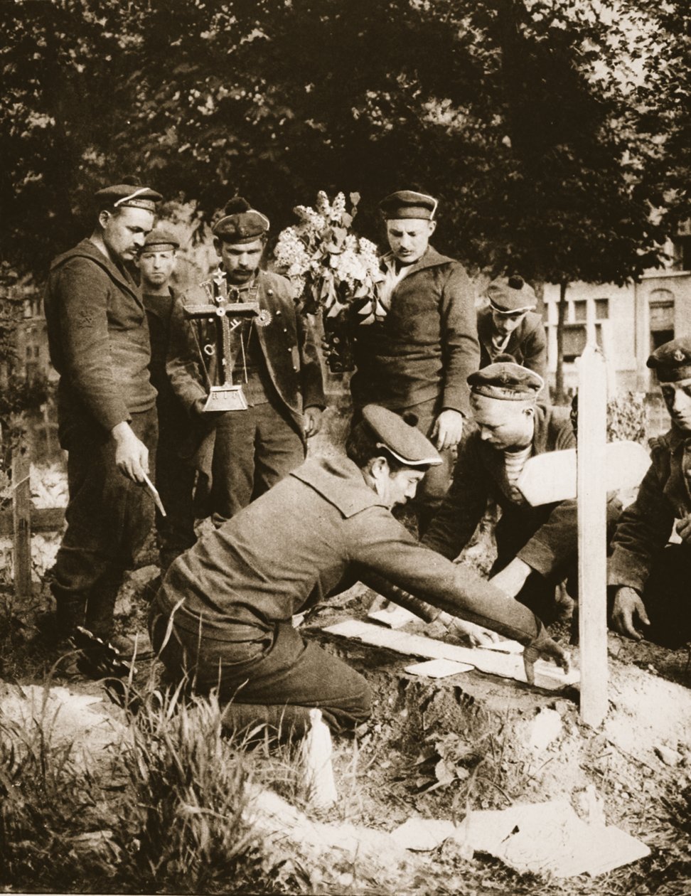 Marinegeværmenn dekorerer en grav på Nieuport kirkegård, 1915 (sepia-bilde) av French Photographer