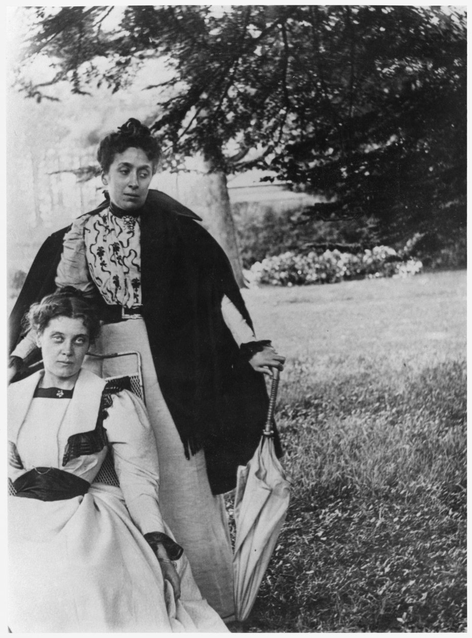 Mathilde Roberty og Madeleine Gide, Garden of Cuverville, ca. 1896 av French Photographer