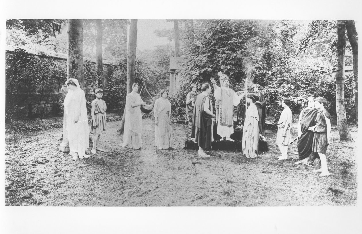 Nathalie Clifford Barney (1876-1972) med dansere kledd i toga av French Photographer