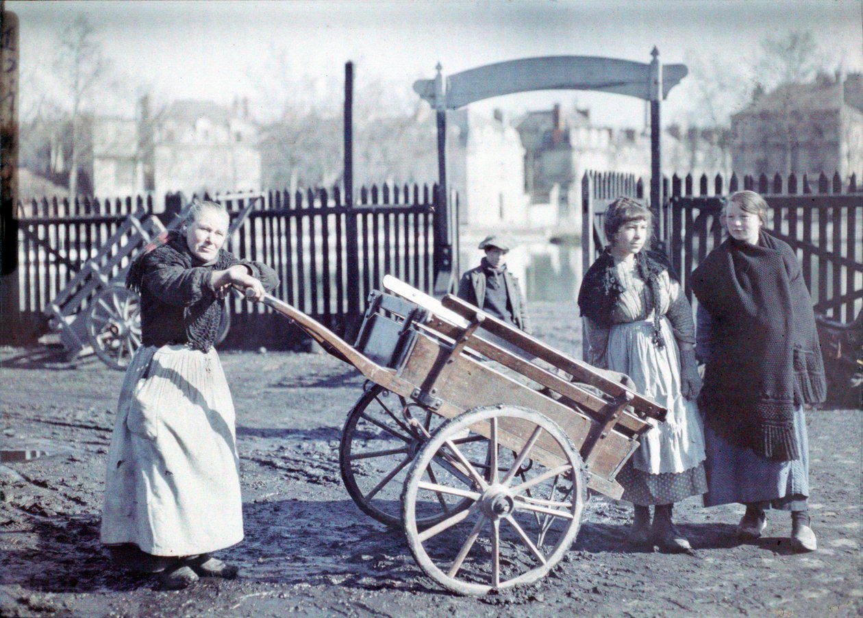 Gammel kvinne med en vogn på en gjørmete vei, med to jenter og en gutt, Frankrike, ca. 1914-18 (autokrom) av French Photographer