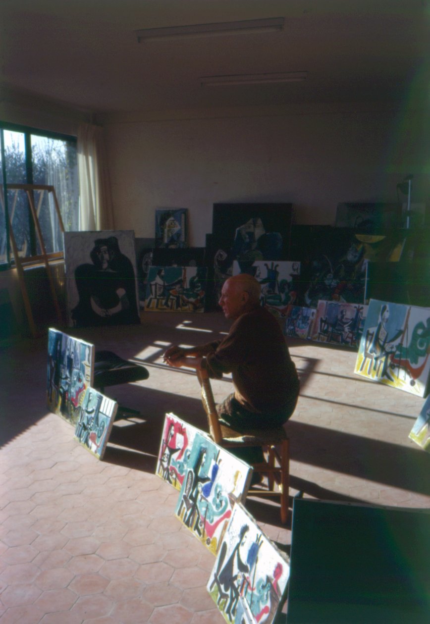 Pablo Picasso (1881-1973) i studioet sitt omgitt av serien Le peintre et son modele av French Photographer