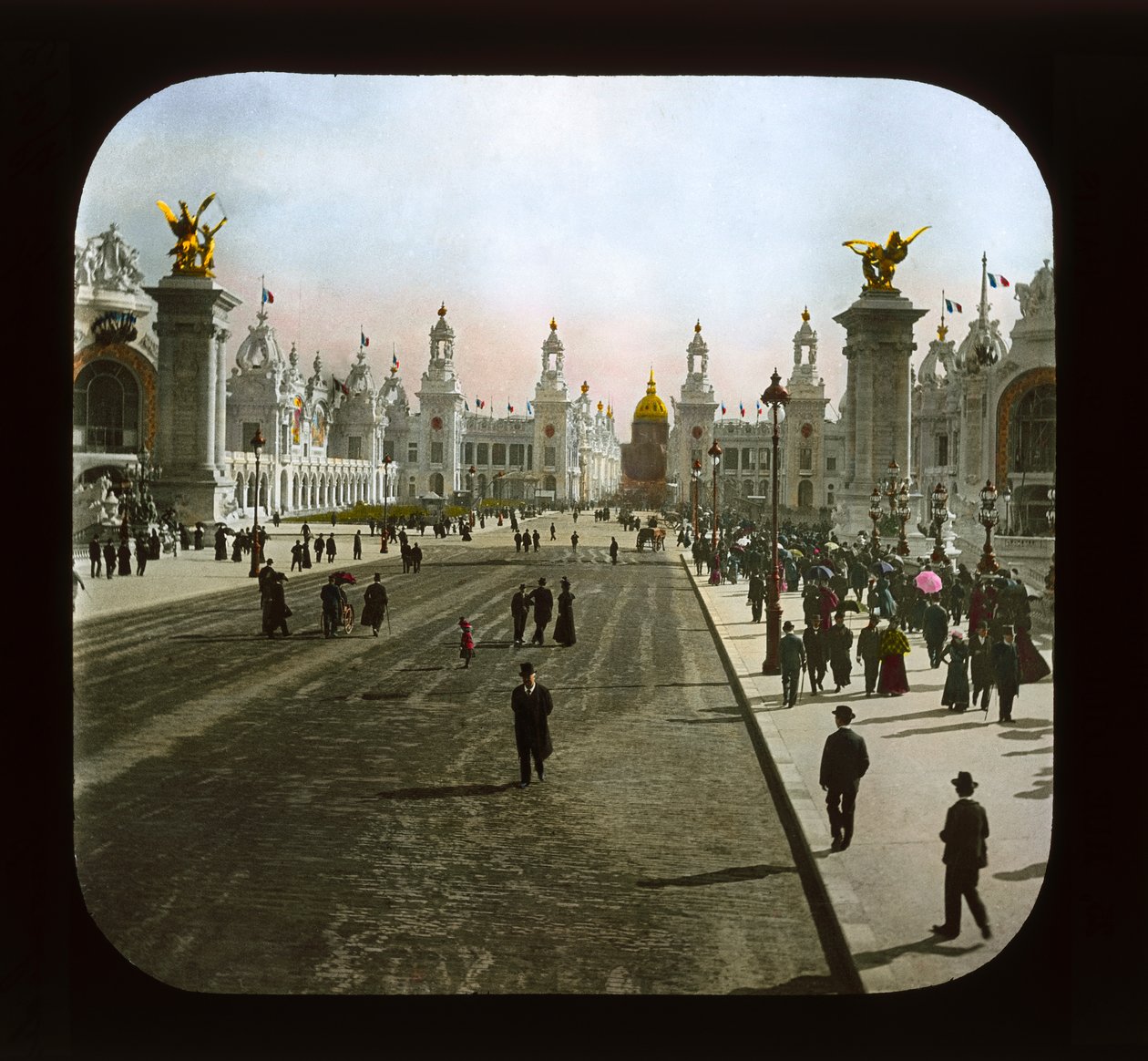 Paris-utstilling: Esplanade des Invalides, Paris, 1900 (lanternelys) av French Photographer