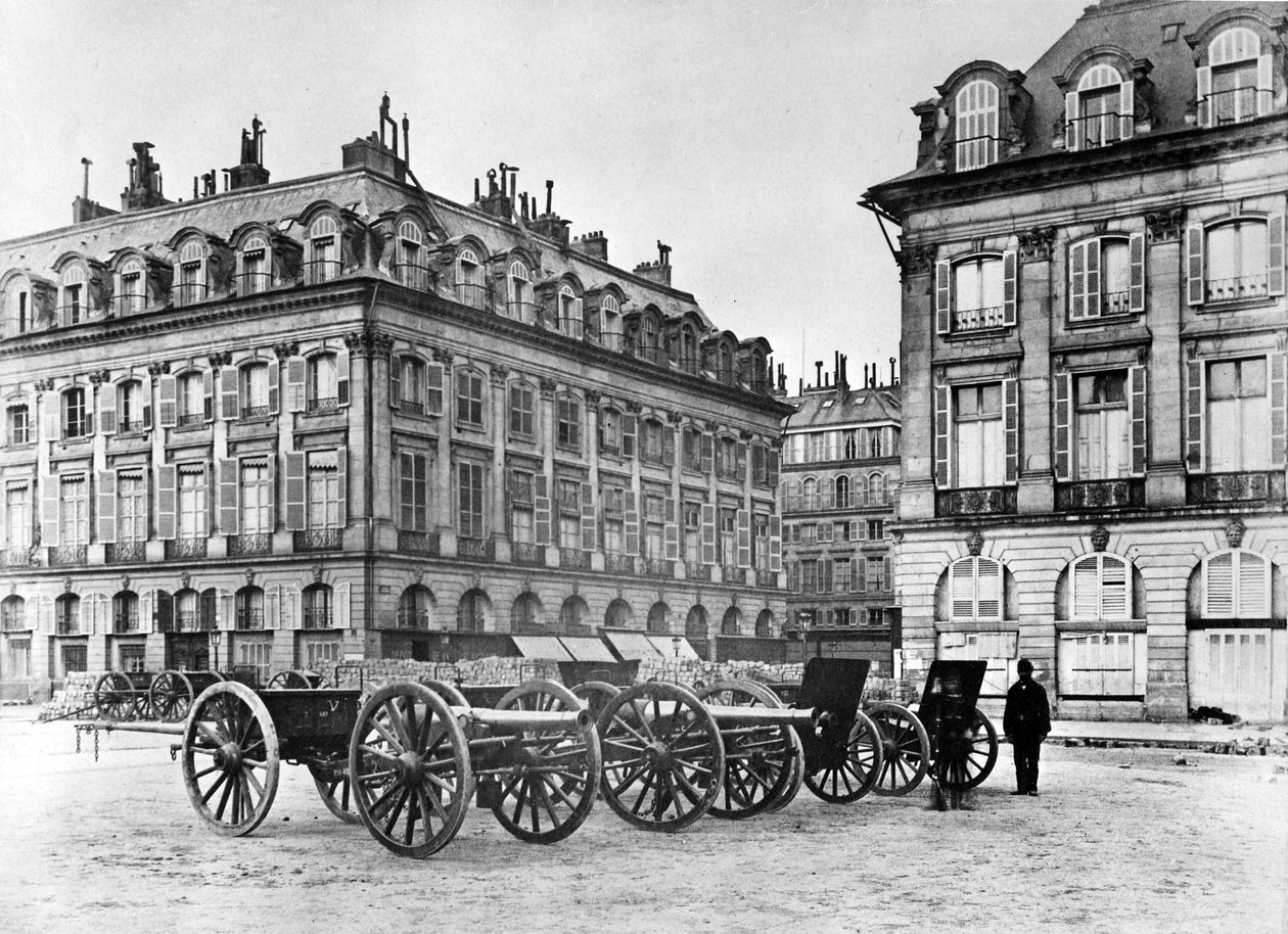 Paris Street med barrikade og kanoner, 1870 av French Photographer