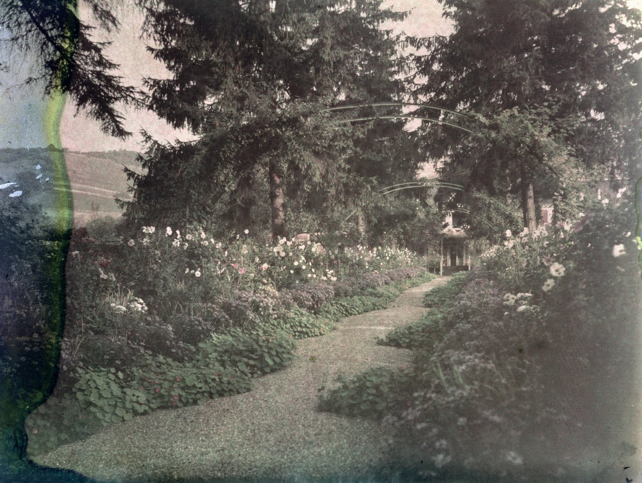 Sti i Monets Garden i Giverny, tidlig på 1920-tallet av French Photographer