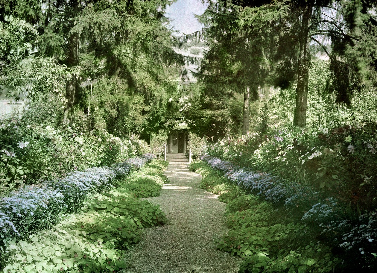 Sti i Monets hage ved Giverny, tidlig på 1920-tallet av French Photographer