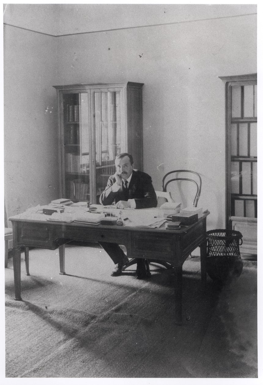 Paul Claudel (1868-1955) på sitt kontor i Praha av French Photographer