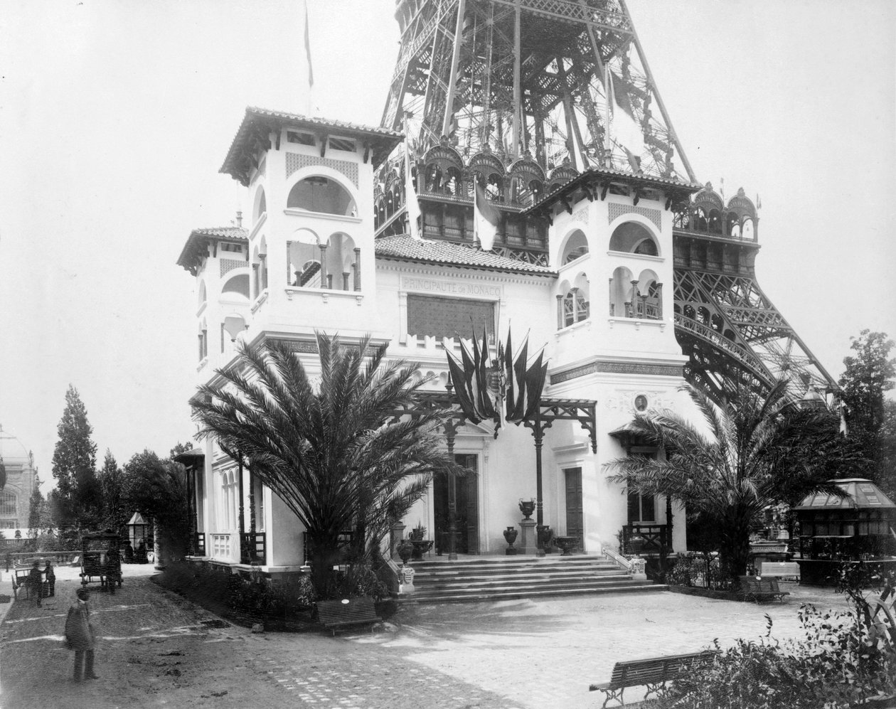 Paviljongen i Monaco, med foten av Eiffeltårnet i bakgrunnen, Paris-utstillingen, 1889 av French Photographer