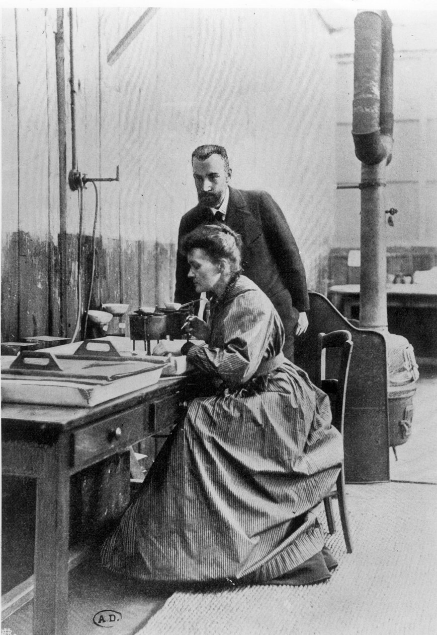 Pierre (1859-1906) og Marie Curie (1867-1934) i laboratoriet deres, ca. 1903 av French Photographer