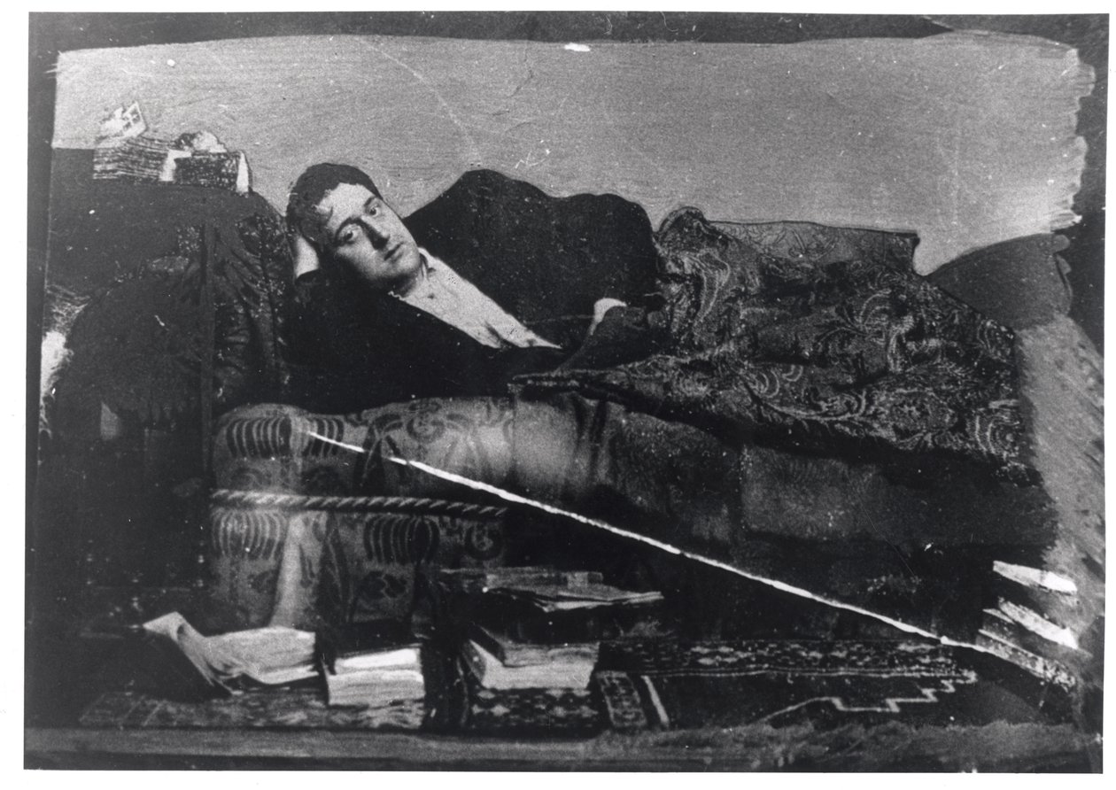 Portrett av Guillaume Apollinaire (1880-1918) liggende, ca. 1910 av French Photographer