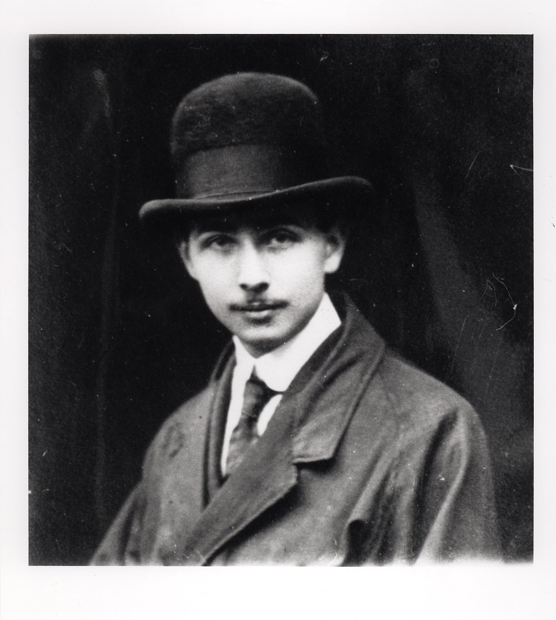 Portrett av Louis Aragon (1897-1982) 1920 av French Photographer