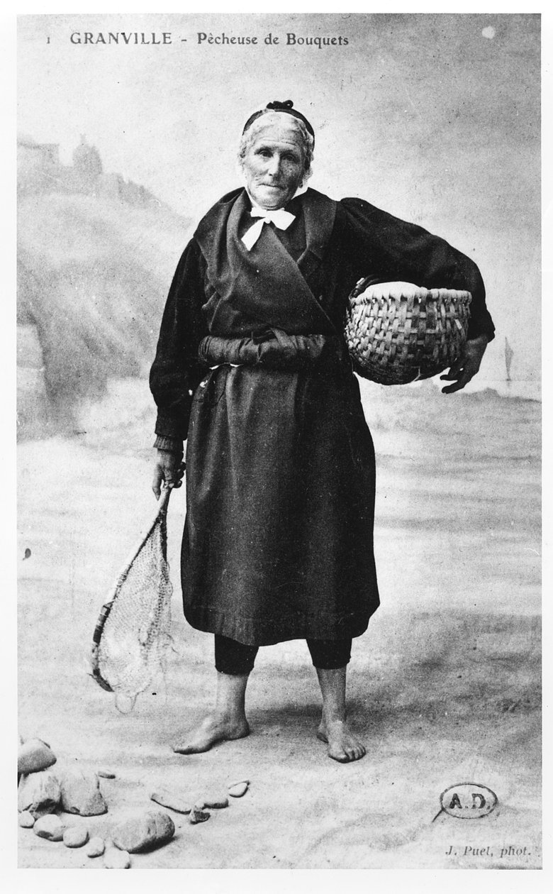 Postkort som viser en rekefiskerkvinne fra Granville, Normandie, tidlig på det tjuende århundre av French Photographer