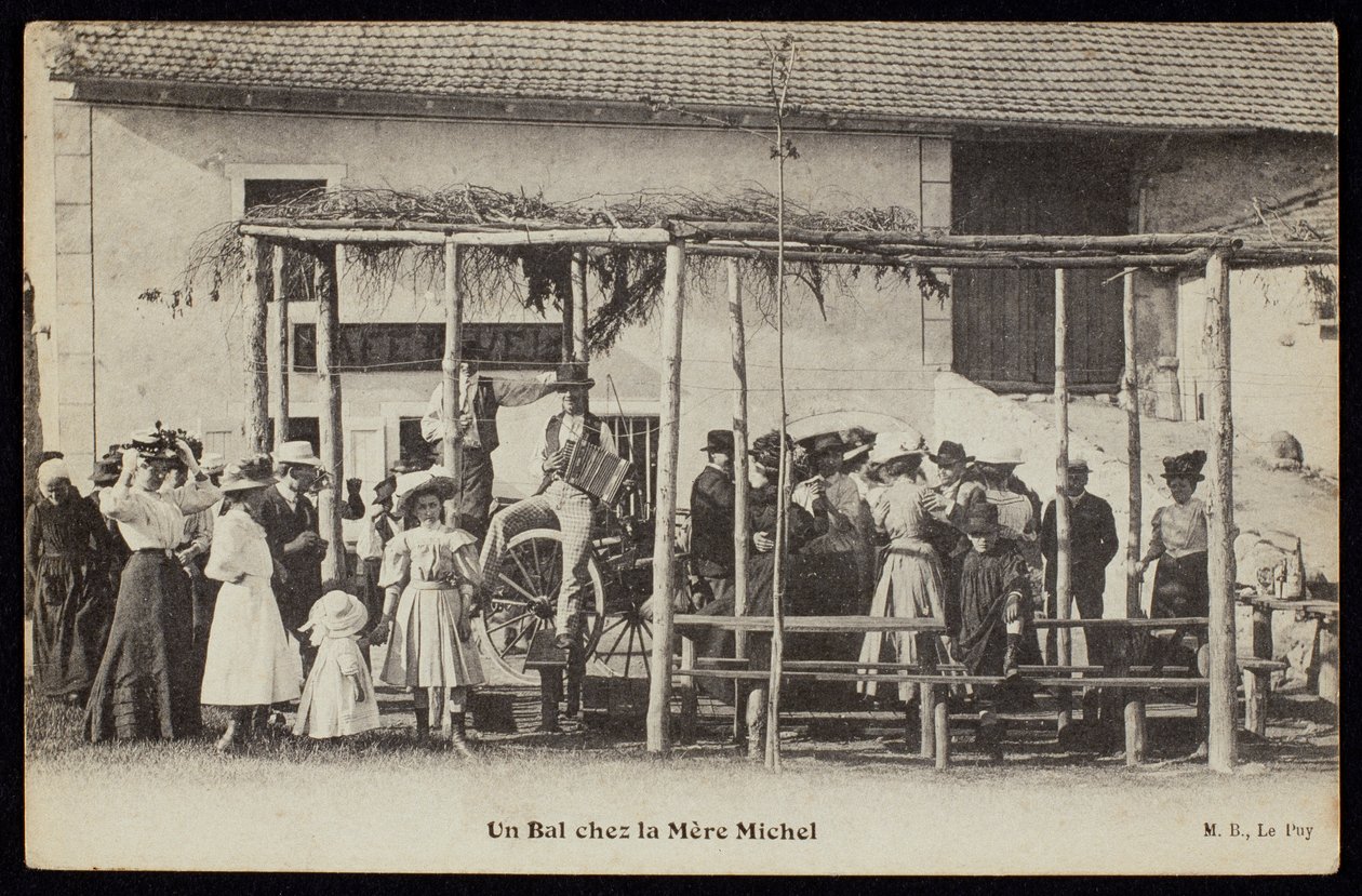 Postkort som viser en dans ved Mere Michels, Le Puy, ca. 1900 av French Photographer