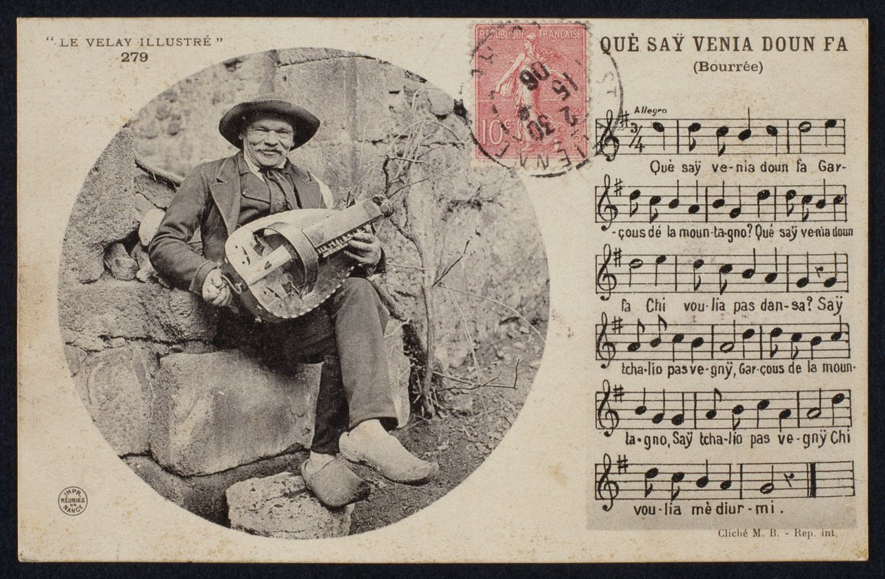 Postkort som viser en gurdy-spiller og resultatlisten til en bourree, ca. 1900 av French Photographer