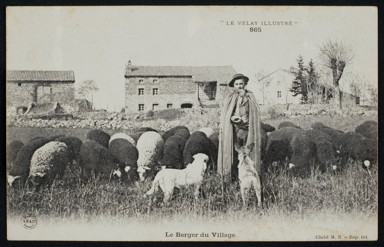 Postkort som viser en gjeter i en landsby, ca. 1900 av French Photographer