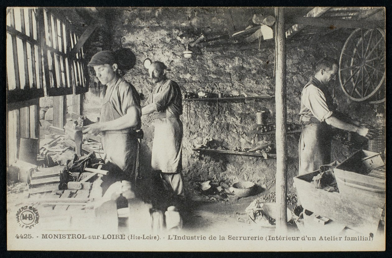 Postkort som viser et verksted med låsesmeder i Monistrol sur Loire, Le Puy-en-Velay, ca. 1900 av French Photographer