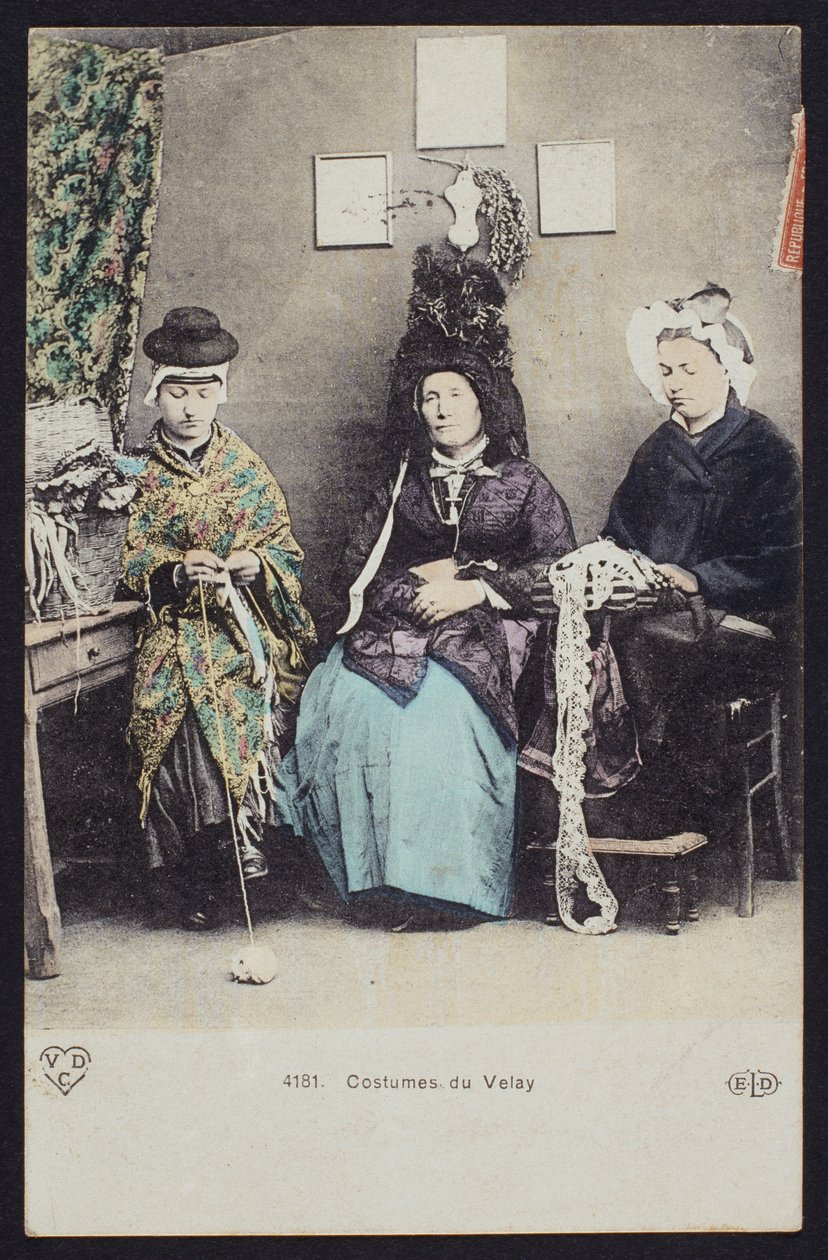 Postkort som viser kostymer til Velay, ca. 1900 (farget bw-foto) av French Photographer