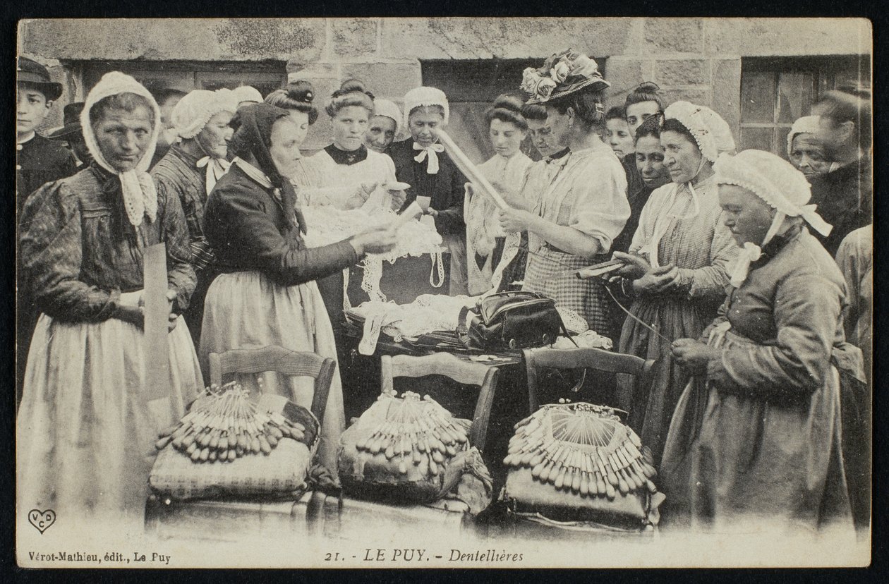 Postkort som viser blondemakere fra Le Puy, ca. 1900 av French Photographer