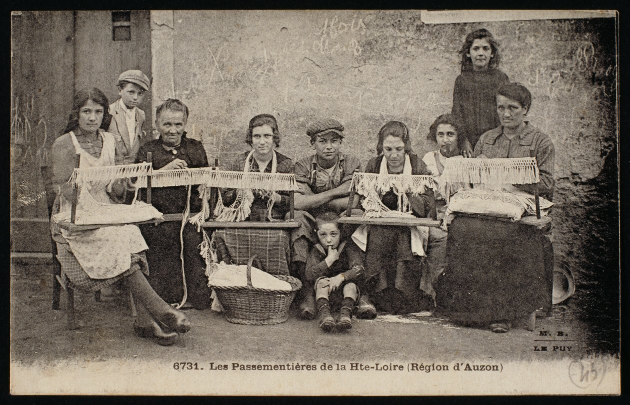 Postkort som viser produsenter av myke møbler i regionen Auzon, ca. 1900 av French Photographer