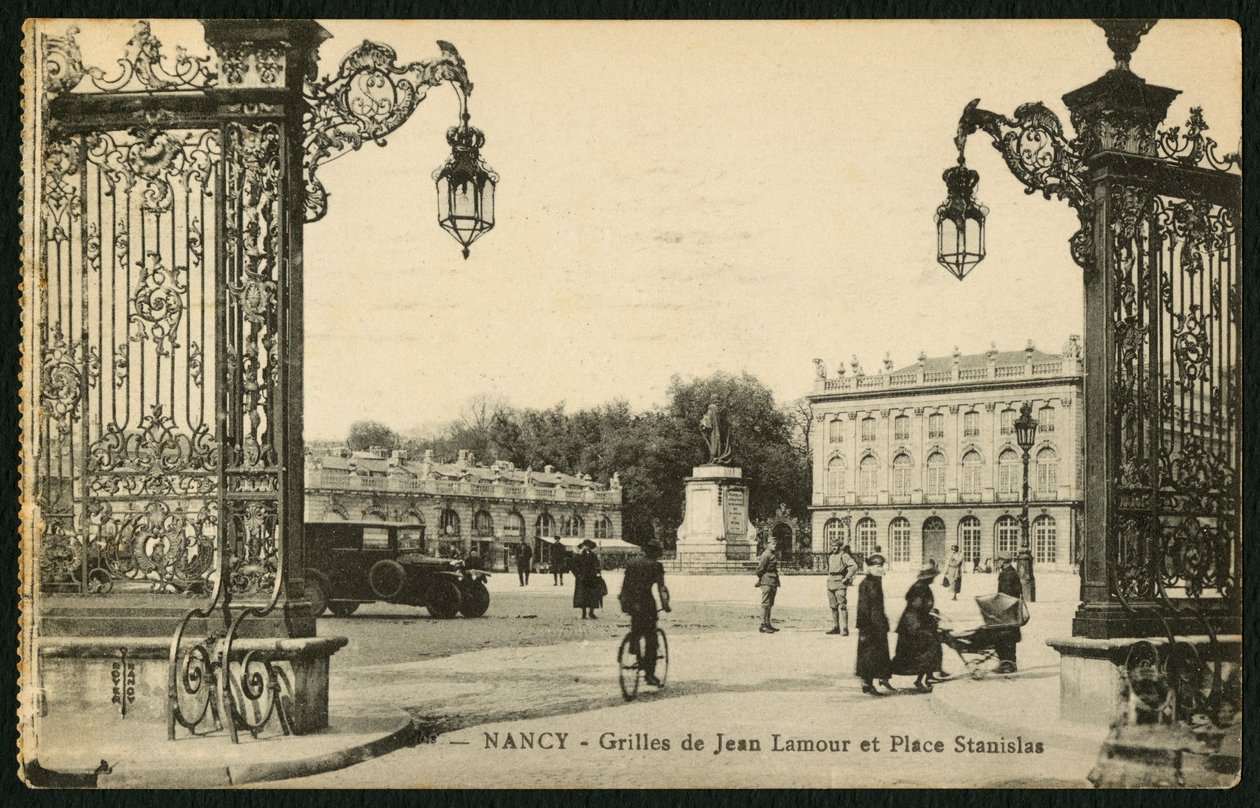 Postkort som viser Square Stanislas og det forgylte smijernsrekkverket til Jean Lamour i Nancy, Frankrike, ca. 1920 av French Photographer