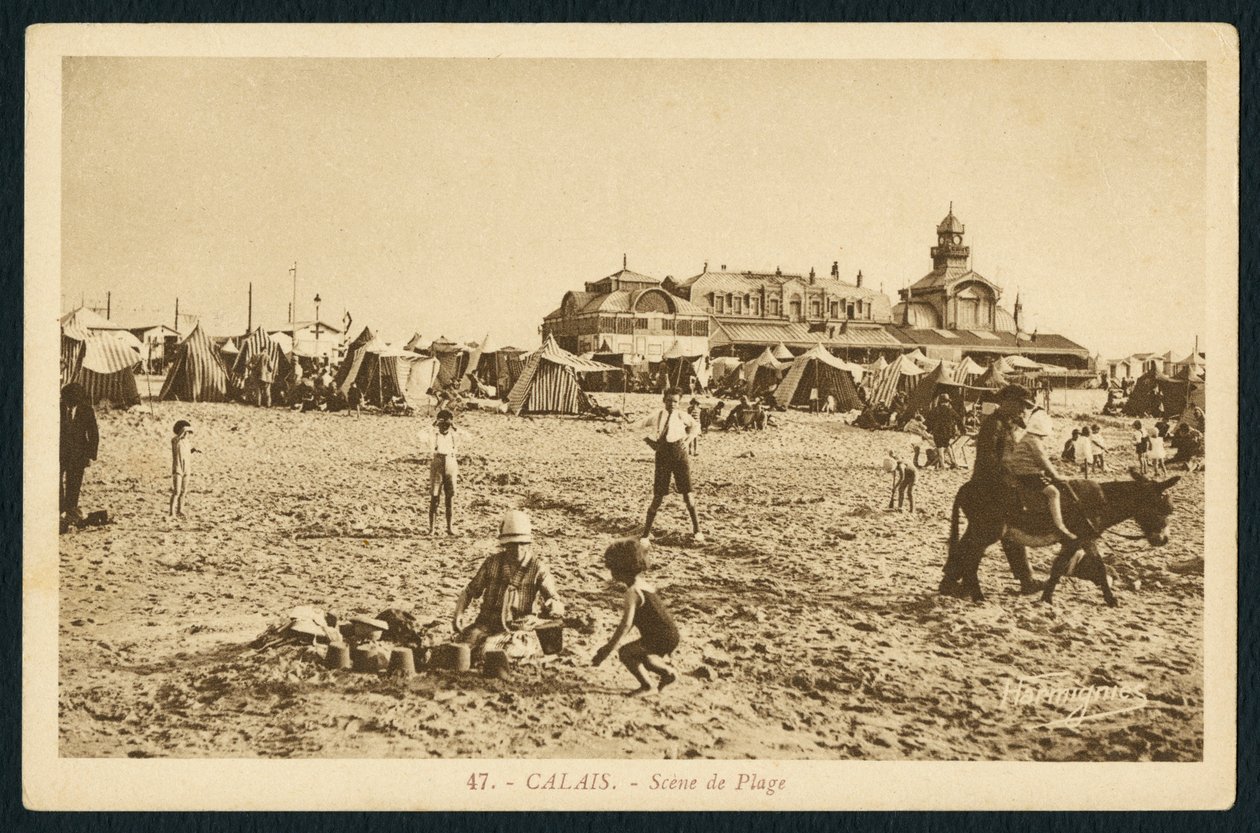 Postkort som viser stranden og kasinoet i Calais, Frankrike, ca. 1920 av French Photographer