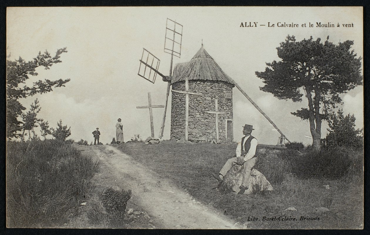 Postkort som viser Golgata og vindmøllen i Ally, Le Puy-en-Velay, ca. 1900 av French Photographer