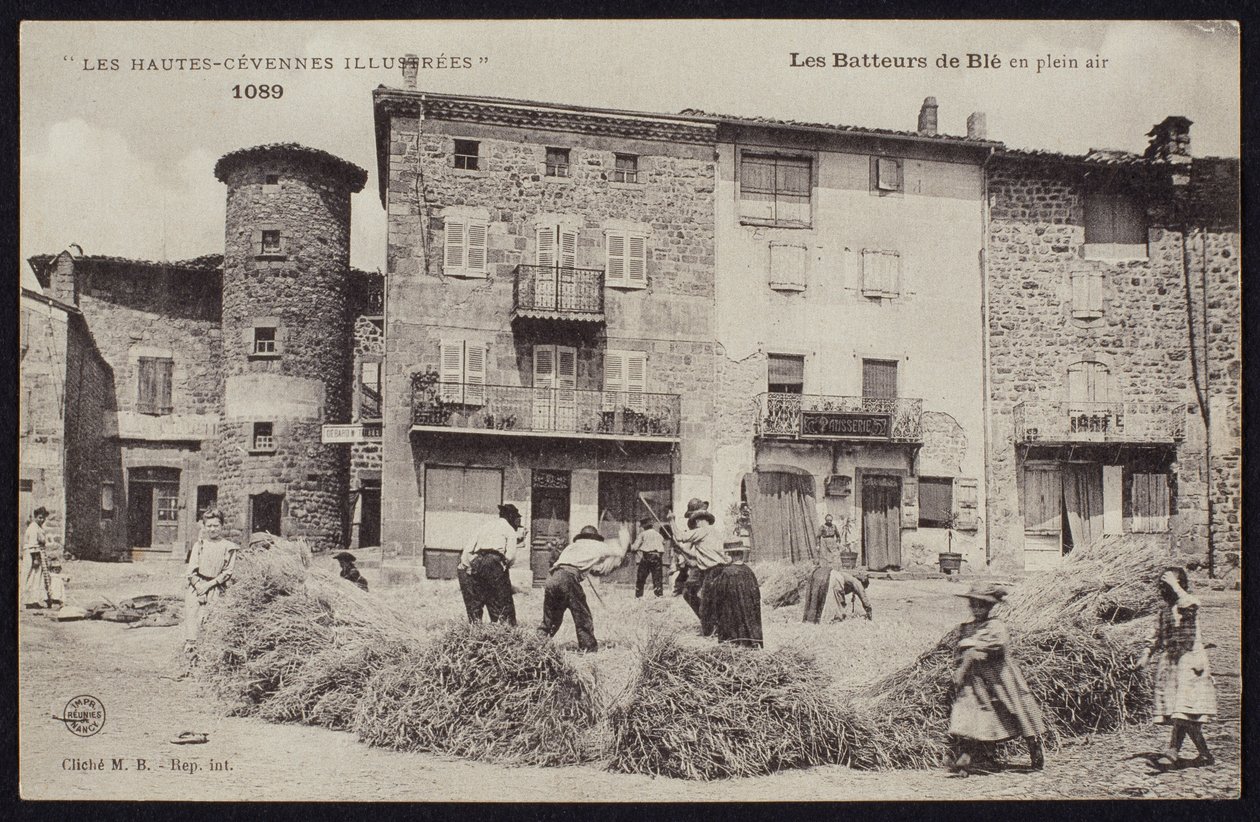 Postkort som viser korntreskere i Cevennes, ca. 1900 av French Photographer