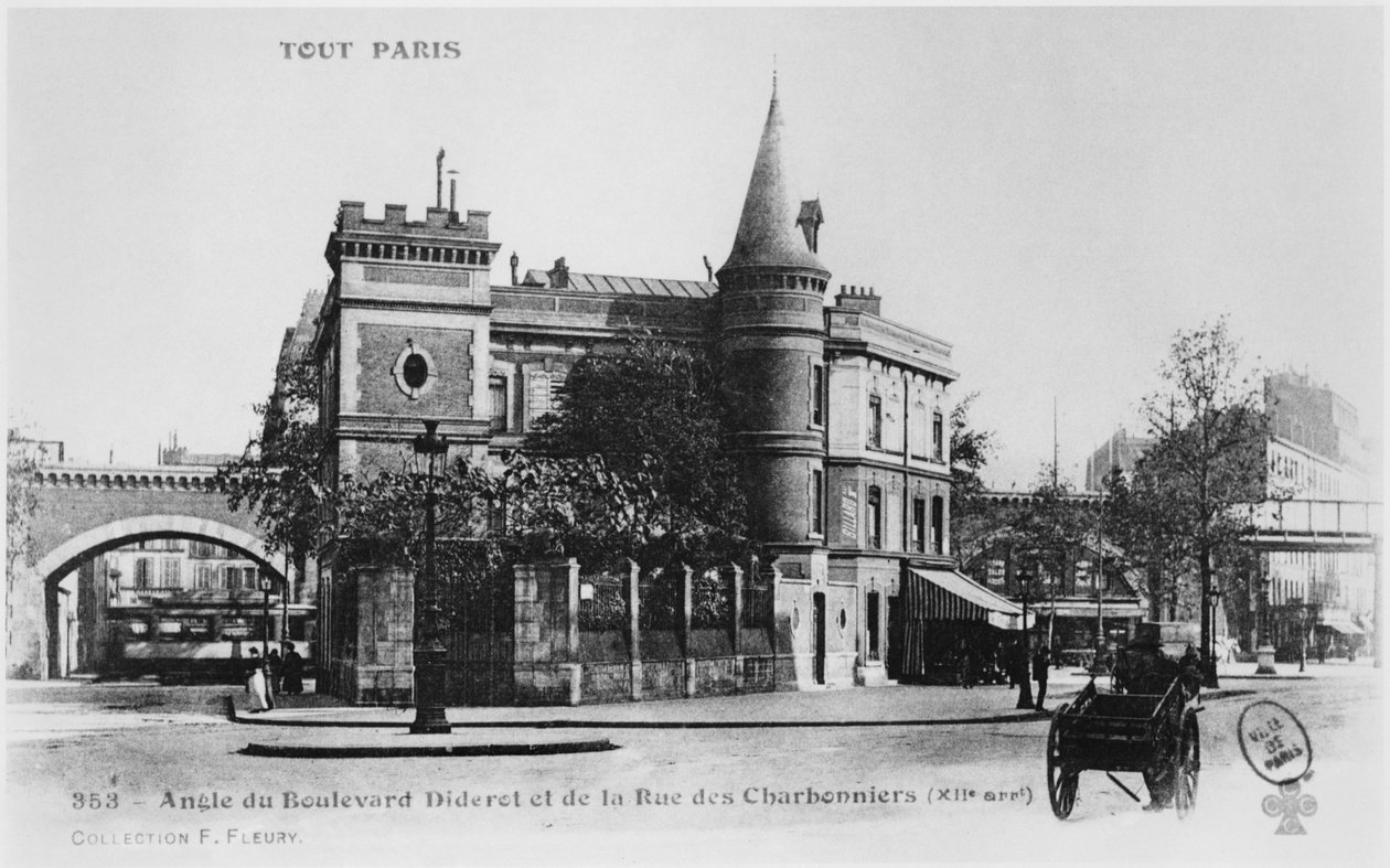Postkort som viser hjørnet Boulevard Diderot og Rue des Charbonniers, Paris, ca. 1900 av French Photographer
